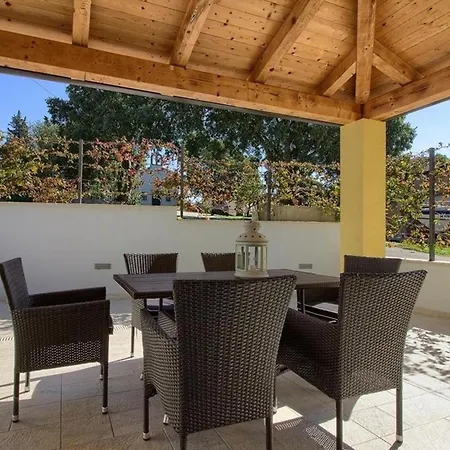 Mit Privatpool Fuer 16 Personen Ca 240 Qm In Mugeba, Istrien Istrische Riviera Hotel Mugeba